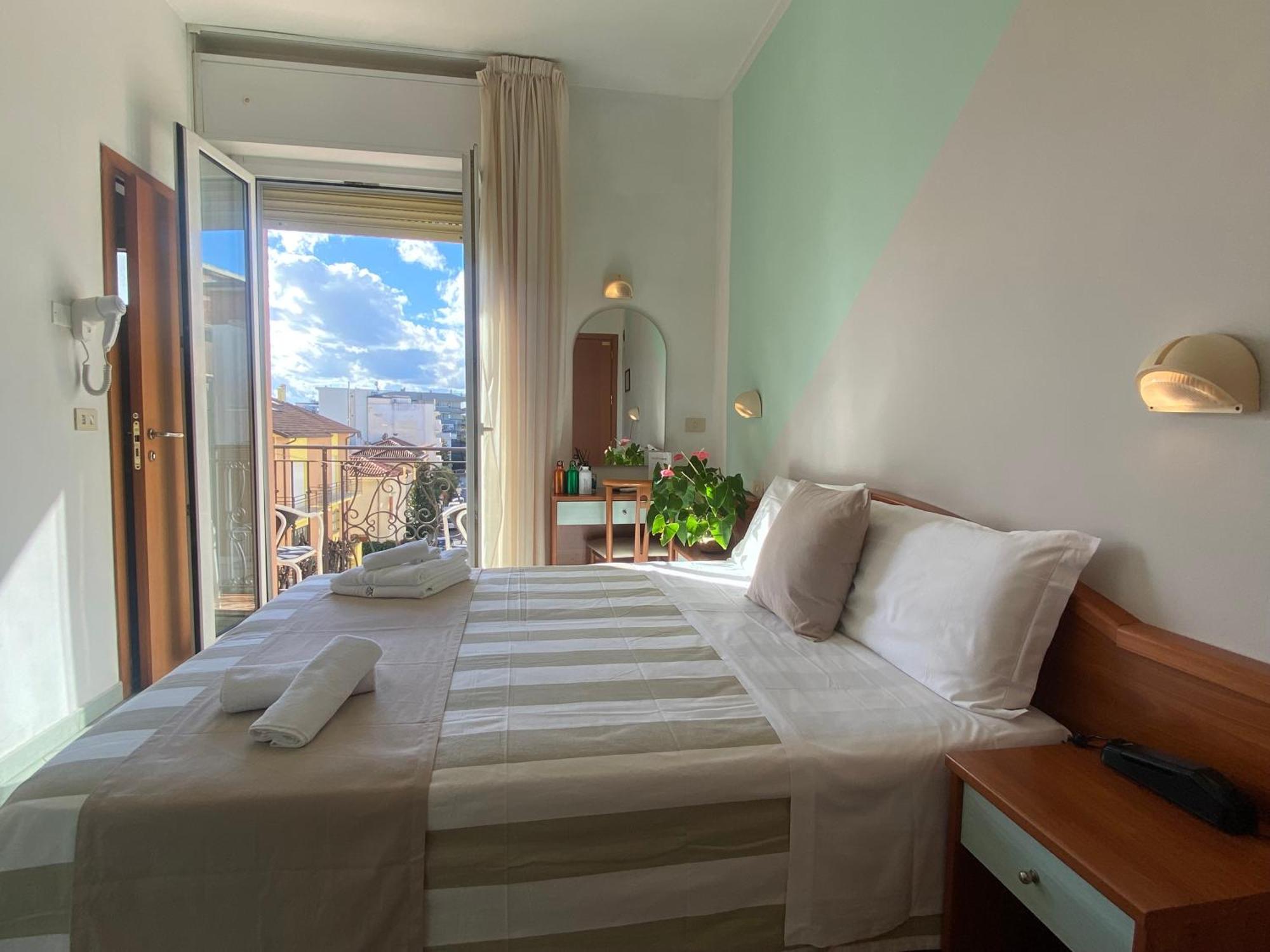 Hotel Villa Caterina Rimini Exteriör bild