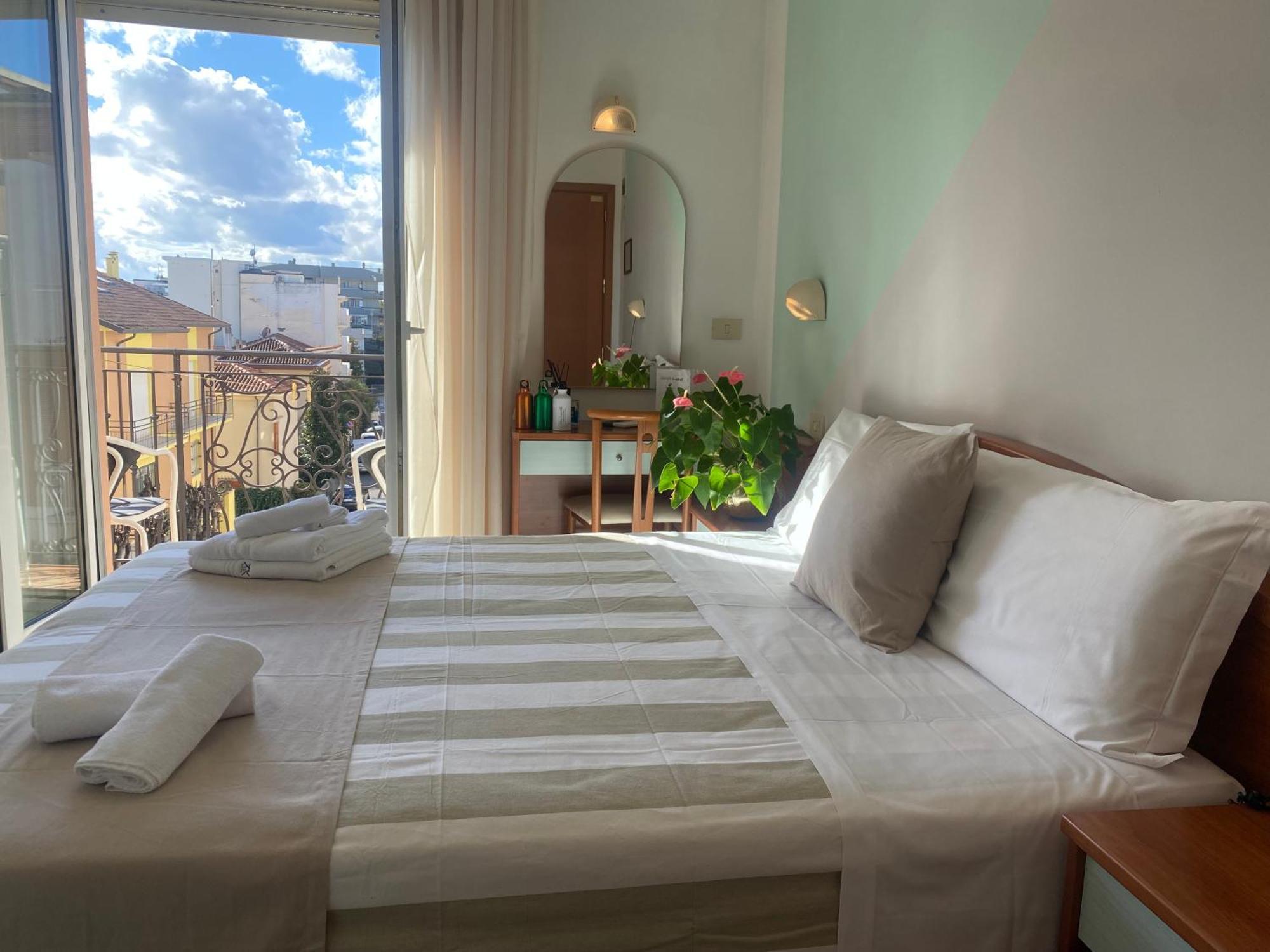 Hotel Villa Caterina Rimini Exteriör bild