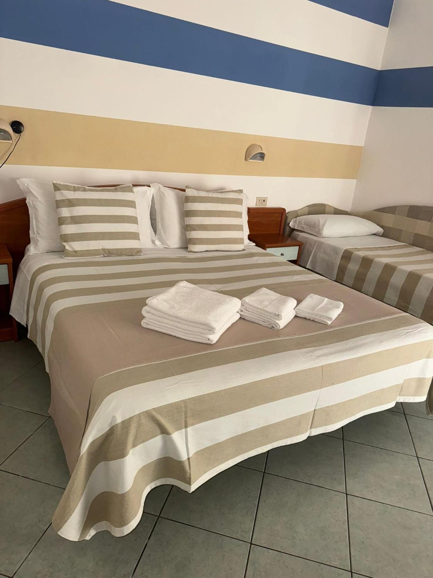 Hotel Villa Caterina Rimini Exteriör bild