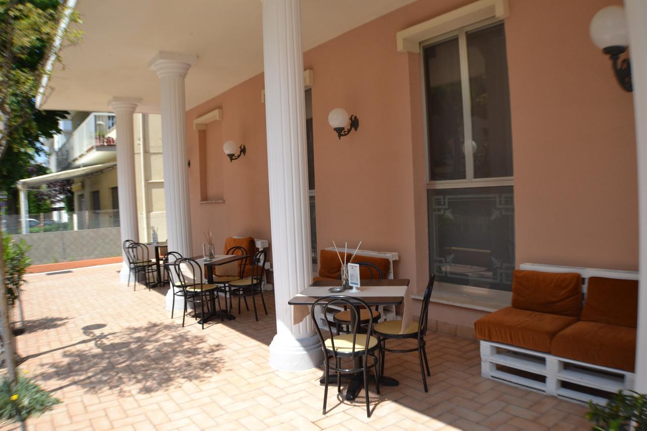 Hotel Villa Caterina Rimini Exteriör bild